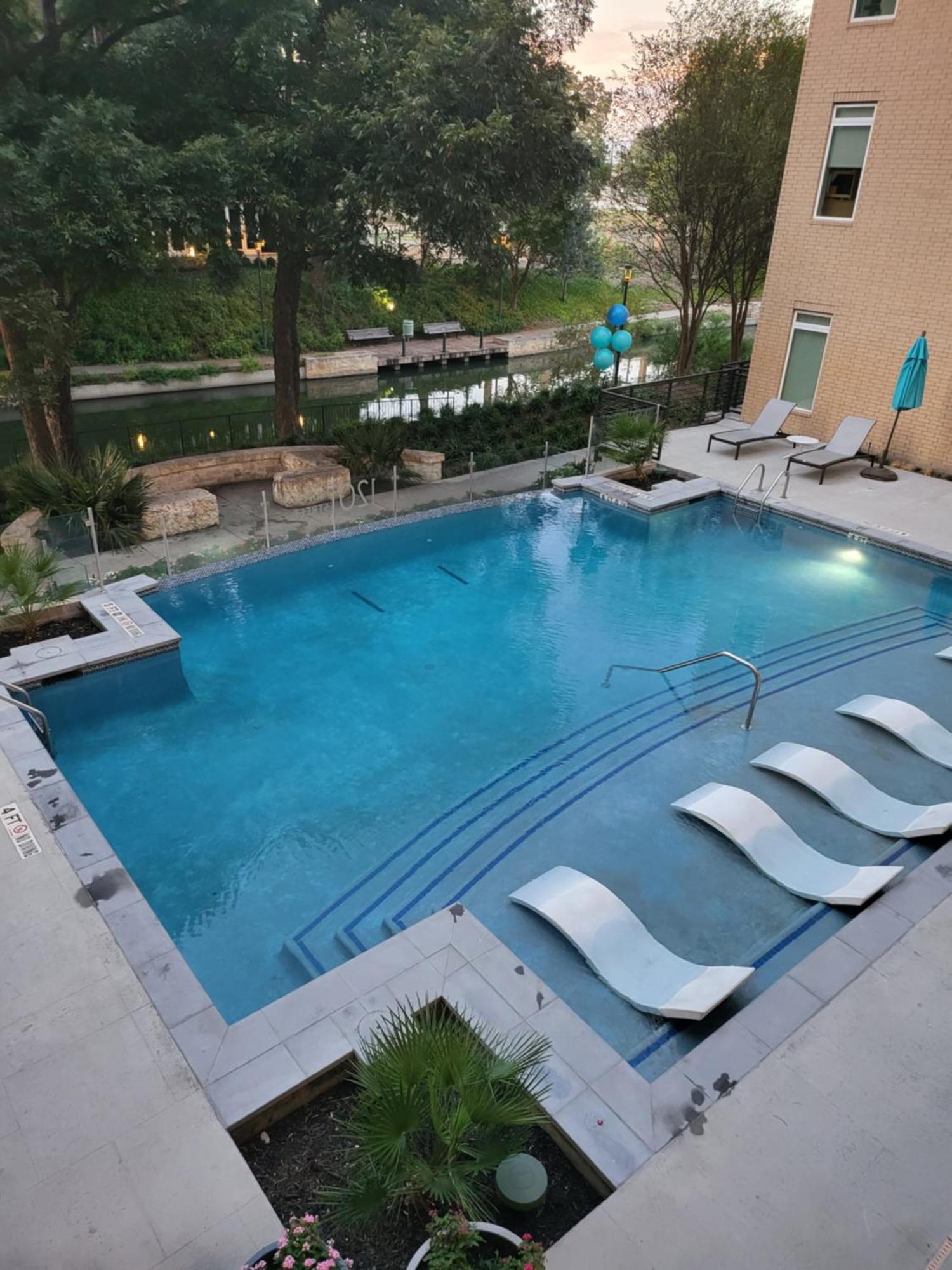 Beautiful Condo On Riverwalk W King Ste Free Parking Pet Friendly Centrally Located On The Riverwalk San Antonio Exterior photo